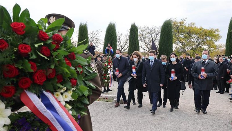 Butković u Škabrnji: Vjerujem da će pred pravdu doći oni koji su počinili ovaj strašni zločin